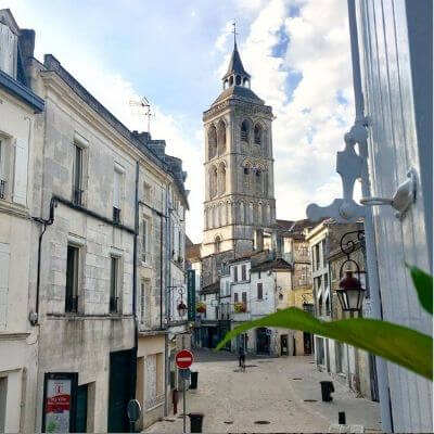 L'église Saint-Léger de Cognac vue depuis la rue piétonne