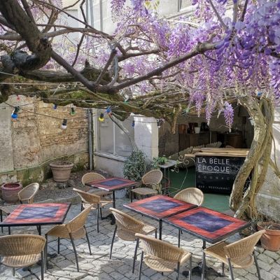 La petite cour intérieure où l'on peut manger à la Belle Époque, restaurant à Cognac