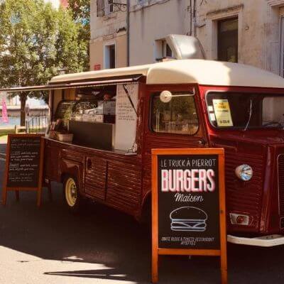 Le camion Citroën du Truck à Pierrot prêt à servir des burgers à Cognac