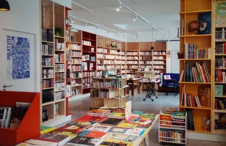 L'intérieur de la librairie El Ghorba mon amour à Nanterre
