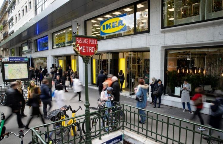 Les abords du magasin IKEA à Madeleine, Paris 8e.