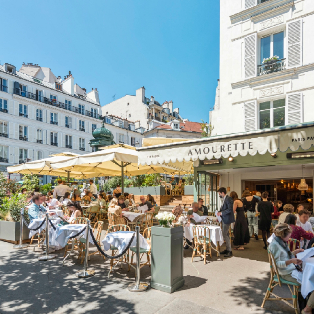 La terrasse d'un café restaurant dans le 16e arrondissement de Paris