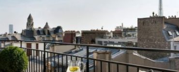 La vue sur la Tour Eiffel depuis une suite de l'hôtel Keppler dans le 16e arrondissement de Paris