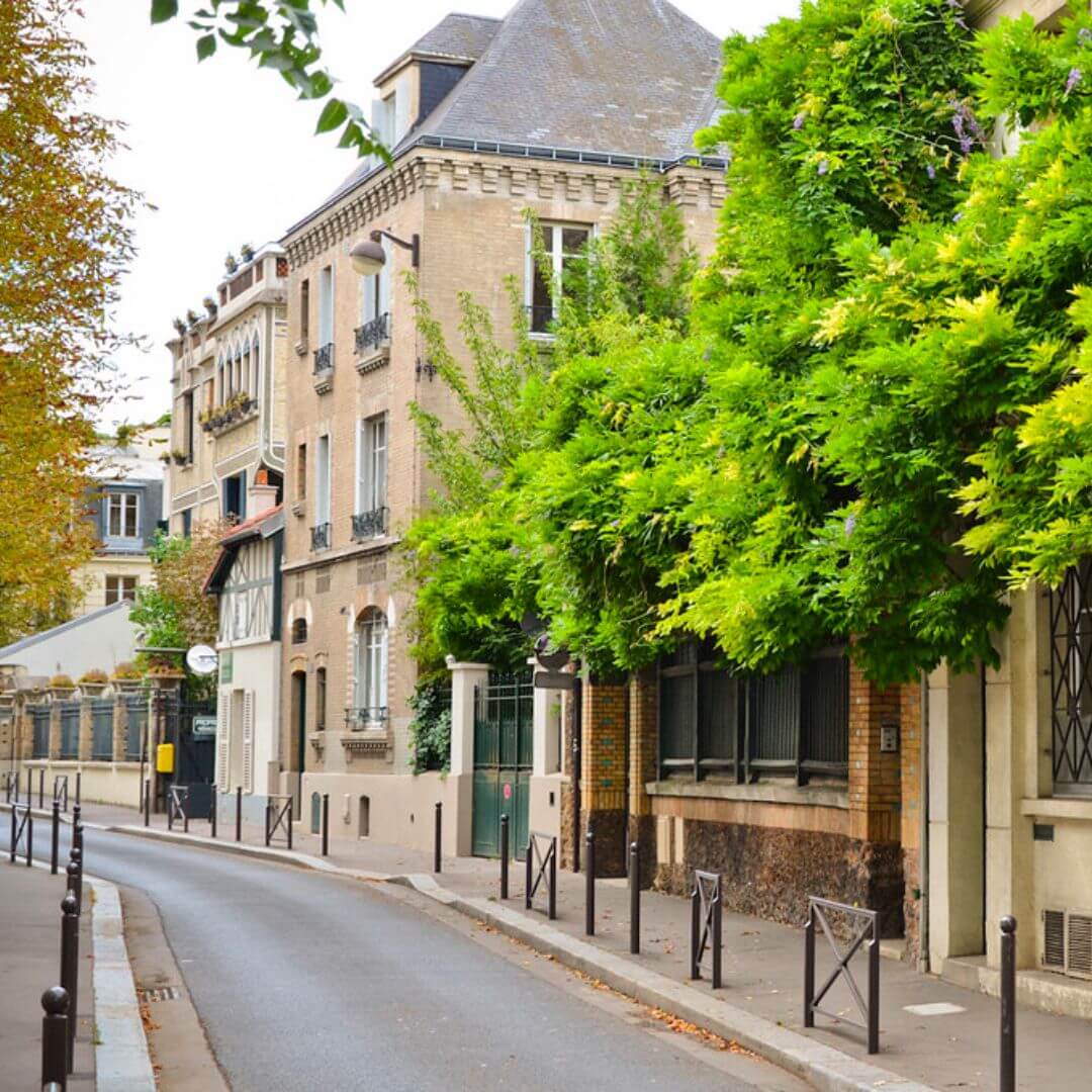 Une petite rue du 16e arrondissement de Paris