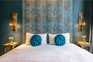Une chambre bleue de l'hôtel Glasgow Monceau à Paris 17