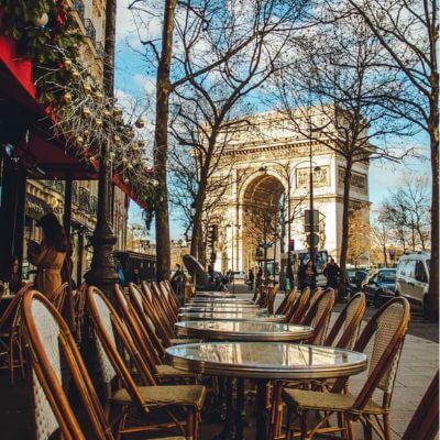 L'Arc de Triomphe en haut des Champs-Élysées photographié depuis l'avenue de Friedland dans le 17e arrondissement de Paris
