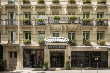 La façade de l'immeuble hausmannien de l'hôtel Elysées Regencia à Paris 8