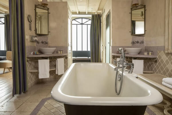 Une salle de bain de l'hôtel Elysées Regencia à Paris 8