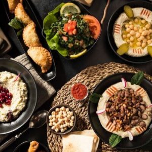 Une table avec plusieurs plats du restaurant libanaine le Cherine à Paris 15
