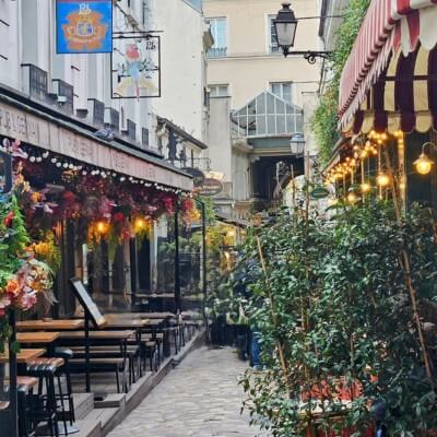 Une petite rue pavée du Commerce Saint André dans le quartier de l'Odéon dans le 6e arrondissement de Paris