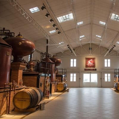 La grande salle de la distillerie dans la visite Hennessy à Cognac
