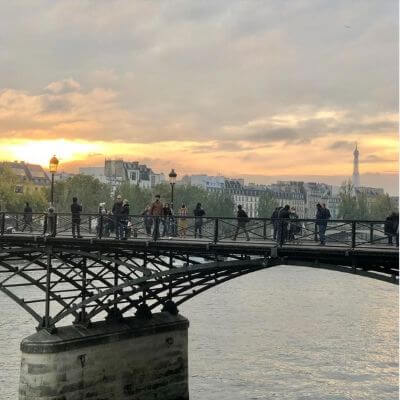 Le pont des arts avec la tour Eiffel au loin, Paris 6