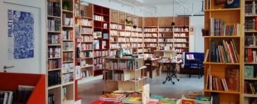 L'intérieur de la librairie El Ghorba mon amour à Nanterre