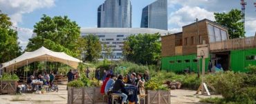 La friche Vive les Groues avec les tours de la Défense au loin