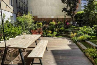La jardin de l'hôtel TRIBE Paris Batignolles à Paris 17.