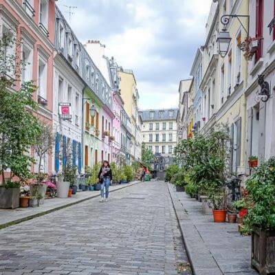 La rue Crémieux et ses maisons aux façades de couleurs dans le 12e arrondissement de Paris.