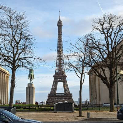 La Tour Eiffel depuis l'esplanade du Trocadéro dans le 16e arrondissement de Paris