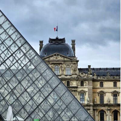 La pyramide du Louvre dans le 1er arrondissement de paris