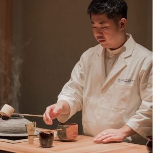 Le chef du restaurant Chakaiseki Akiyosh à Paris 15